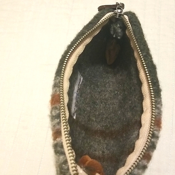 Wool wristlet - Picture 4 of 4